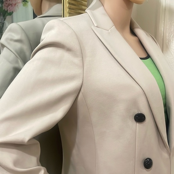 T TAHARI Chic Double-Breasted Blazer - Picture 4 of 16